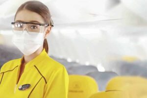 Stewardess der Nokair Airline in Corona Schutzkleidung