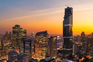 Bangkok-Skyline-bei-Daemmerung-mit-dem-mahanakhon-tower