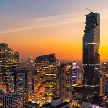 Bangkok-Skyline-bei-Daemmerung-mit-dem-mahanakhon-tower