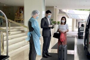 Thailändische Heimkehrer beim Ckeck-Out aus einem Quarantänehotel