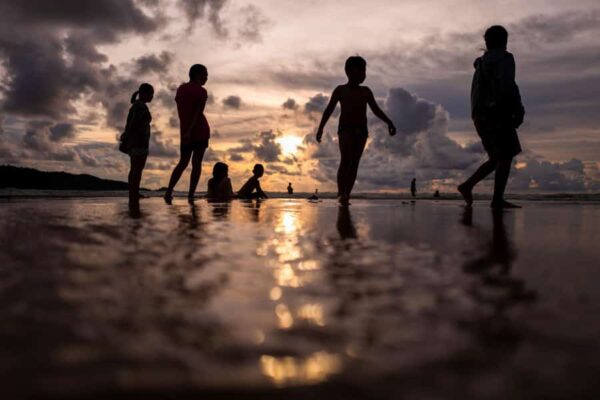 Menschen vergnügen sich am Sonntag an einem Strand in Phuket, Thailand, Sandbox Reise