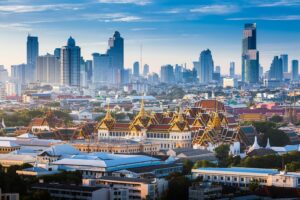 Sonnenaufgang über Bangkok, mit dem Grand Palace der im Sonnenlicht glänzt, Bangkok, Thailand