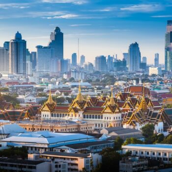 Sonnenaufgang über Bangkok, mit dem Grand Palace der im Sonnenlicht glänzt, Bangkok, Thailand