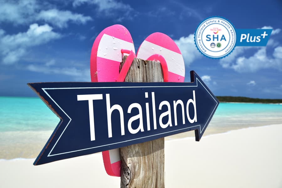 Thailand Schild am Strand mit Badelatschen und dem SHA plus Logo fuer eine sichere Reise nach Thailand, Phuket Sandbox buchen