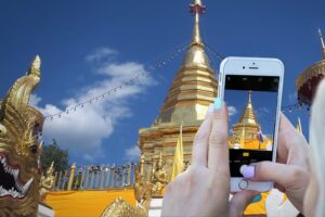 Touristin fotografiert den Wat Phra That Doi Suthep in Chiang Mai, Thailand