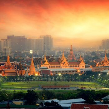 Der Tempel Wat Phra Kaew in der Dämmerung in Bangkok, Thailand