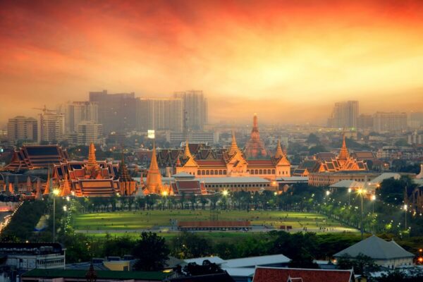 Der Tempel Wat Phra Kaew in der Dämmerung in Bangkok, Thailand