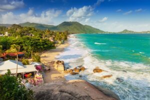 der Lamai Strand auf Koh Samui, mit Touristen die im Meer baden