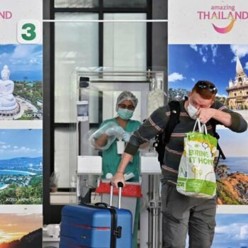 internationaler Tourist am Flugahfen von Phuket nach dem ersten PCR Test