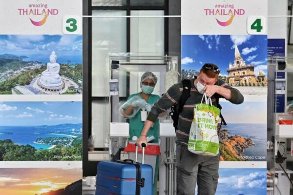 internationaler Tourist am Flugahfen von Phuket nach dem ersten PCR Test