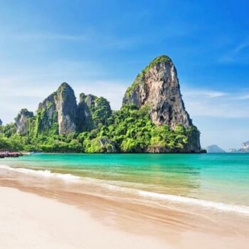 Blick auf einen von Krabis Traumstränden, Railay Beach, Krabi, Thailand, Phang Nga Sandbox Reisen