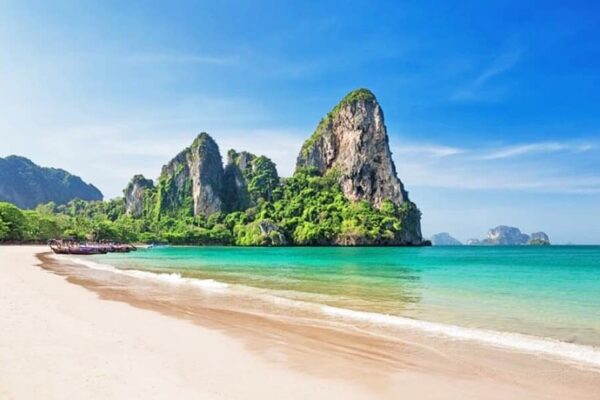 Blick auf einen von Krabis Traumstränden, Railay Beach, Krabi, Thailand, Phang Nga Sandbox Reisen