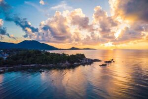 Blick aus der Vogelperspektive auf die Insel Koh Samui bei Sonnenaufgang, Thailand, Samui Plus Sandbox Reisen