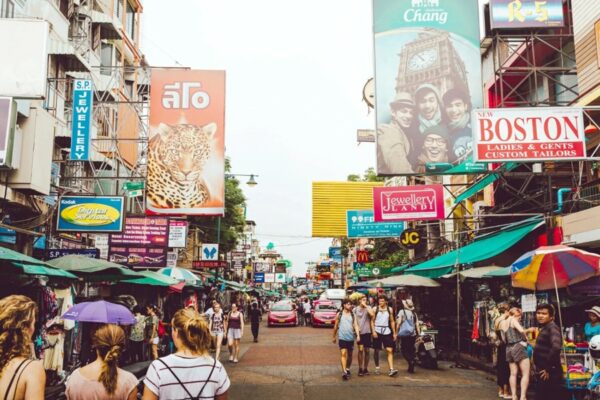 Blick in die Khao San Road von Bangkok, welche vor der Pandemie ein beliebtes Ziel bei Touristen war.