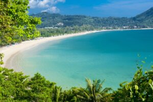 Die beeindruckende Bucht vom Kamala Strand in Phuket, Thailand