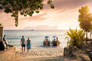 Glückliches-Paar-am-tropischen-Strand-von-Koh-Phi-Phi-bei-Sonnenuntergang-im-Süden-Thailand, Thailand neu entdecken