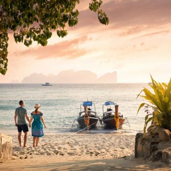 Glückliches-Paar-am-tropischen-Strand-von-Koh-Phi-Phi-bei-Sonnenuntergang-im-Süden-Thailand, Thailand neu entdecken