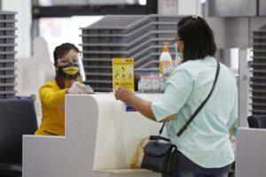 Passagierin am Schalter der Nok Air beim Einchecken für ihren Flug.