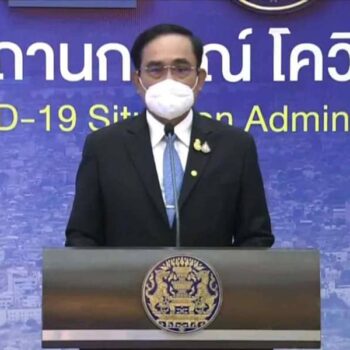 Premierminister Prayuth Chan-o-cha auf der gestrigen Pressekonferenz, wo er die Aufhebung der Quarantäne bestätigte