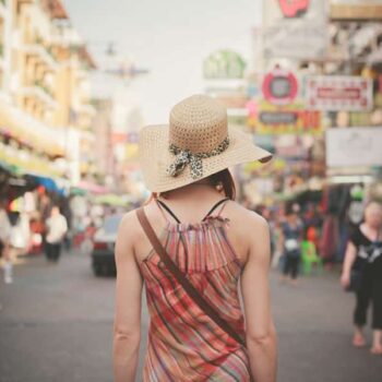 Rückseite-einer-Touristin-auf-der-bei-Touristen-beliebten-Khao-San-Road,-Bangkok,-Thailand