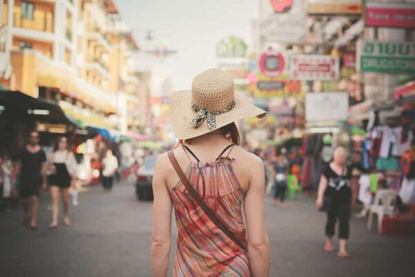 Rückseite-einer-Touristin-auf-der-bei-Touristen-beliebten-Khao-San-Road,-Bangkok,-Thailand