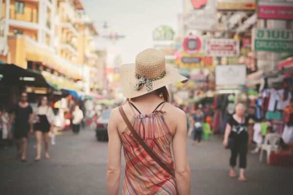 Rückseite-einer-Touristin-auf-der-bei-Touristen-beliebten-Khao-San-Road,-Bangkok,-Thailand