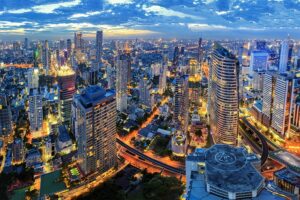 Skyline von Bangkok, wo ab 01. Dezember wieder Alkohol verkauft werden darf