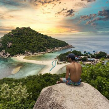 Tourist der vom Aussichtspunkt auf Koh Nang Yuan, eine Insel nahe Koh Tao, über Koh Tao schaut