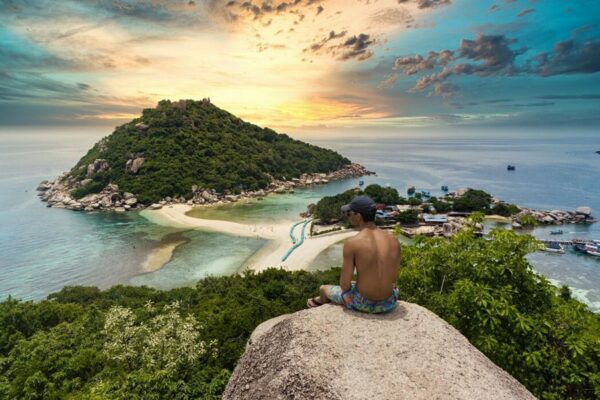 Tourist der vom Aussichtspunkt auf Koh Nang Yuan, eine Insel nahe Koh Tao, über Koh Tao schaut