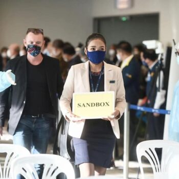 Touristen die im Rahmen des Phuket Sandbox Programmes nach Phuket gereist sind und am Flughafen angekommen sind