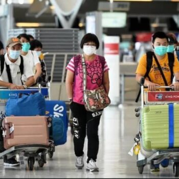 Toiuristen die am Flughafen von Bangkok ankommen