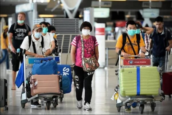 Toiuristen die am Flughafen von Bangkok ankommen