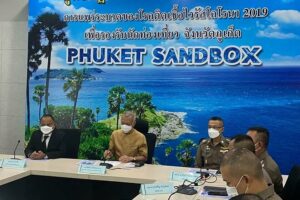 Regierungsbeamte von Phuket, die auf einer Pressekonferen verkünden, dass bereits über 42.000 Touristen begrüßt wurden.