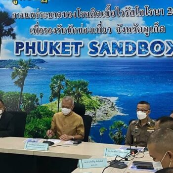 Regierungsbeamte von Phuket, die auf einer Pressekonferen verkünden, dass bereits über 42.000 Touristen begrüßt wurden.