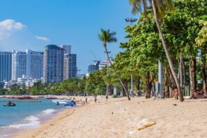 Der beruehmte Stadtstrand von Pattaya, die Promenade von Pattaya, Chon Buri, Thailand