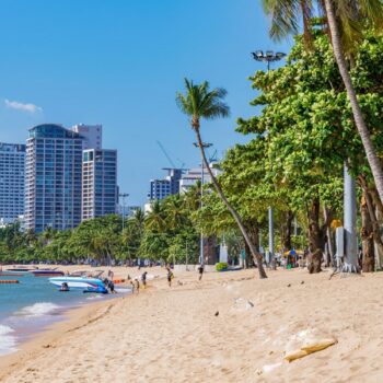 Der beruehmte Stadtstrand von Pattaya, die Promenade von Pattaya, Chon Buri, Thailand