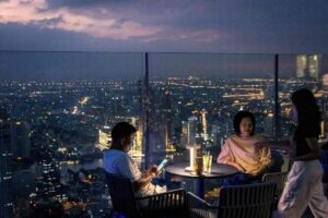 eine der roof top bars für die bangkok so bekannt ist und welche ab montag wieder öffnen dürfen