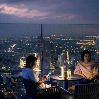 eine der roof top bars für die bangkok so bekannt ist und welche ab montag wieder öffnen dürfen