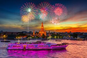 Neujahrsfest mit Blick auf dem Wat Arun und der Grand Pearl in Bangkok, Thailand