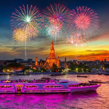 Neujahrsfest mit Blick auf dem Wat Arun und der Grand Pearl in Bangkok, Thailand