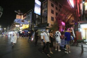 Eine von Bangkoks berühmten Ausgehstraßen, in denen es seit der Schließung von Bars zielich trostlos aussieht.