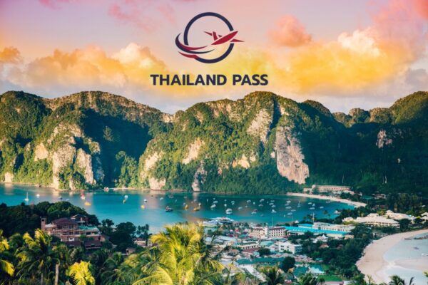 Blick auf Koh Phi Phi mit einem Thailand Pass Logo