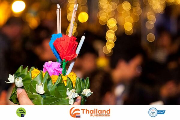 Ein festliches Gesteck aus Blumen und Kerzen, welches zu Loy Krathong tradition ist.