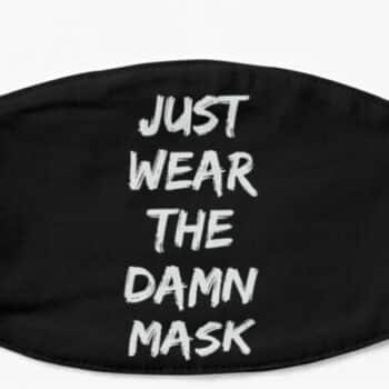 Eine Maske mit der Aufschrift, just wear the damn mask, was zum tragen der Maske anregen soll.