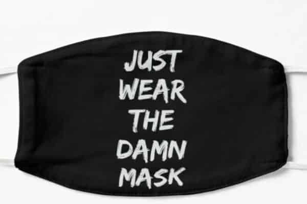 Eine Maske mit der Aufschrift, just wear the damn mask, was zum tragen der Maske anregen soll.