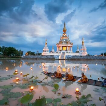 Ein Novize beim Loy Krathong Brauch