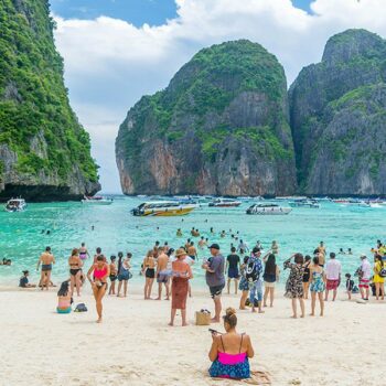 Touristen am Strand der Maya Bucht auf Koh Phi Phi