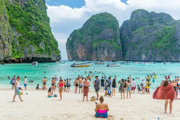 Touristen am Strand der Maya Bucht auf Koh Phi Phi