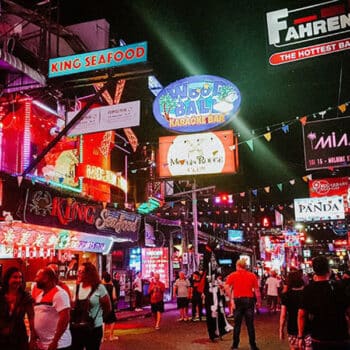 Die Walking Street von Pattaya, welche vor der Pandemie Touristen magisch anzog.