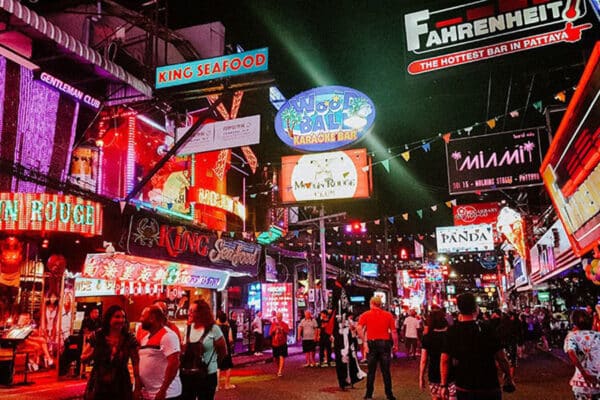 Die Walking Street von Pattaya, welche vor der Pandemie Touristen magisch anzog.